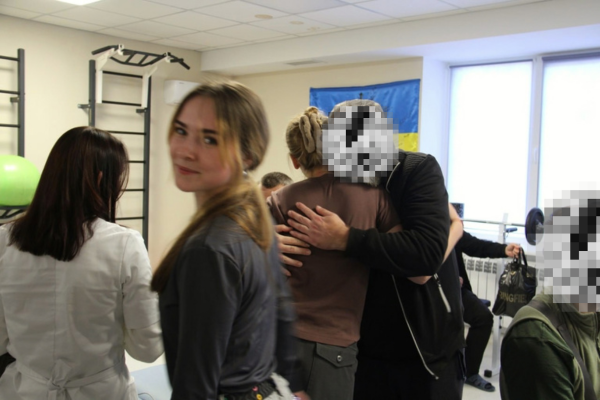 Під час передачі індивідуальних пакунків з подарунками Pid chas peredachi indyvidualnykh pakunkiv z podarunkamy